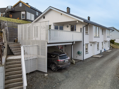 Lekker, Innholdsrik familiebolig fra 2012 med vakker sjøutsikt og nydelige solforhold.TG1/0 på alt. Garasje og carport.