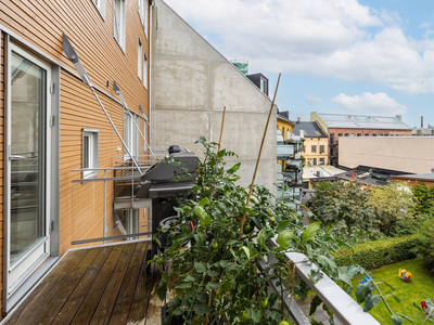 Lys og gjennomgående 3-roms med solrik balkong - Parkeringsplass med lader* - Varmtvann og fjernvarme inkl - Heis