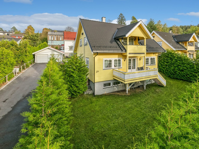 Meget pen og innholdsrik enebolig med garasje|Attraktiv beliggenhet i barnevennlige omgivelser|Egen inngang til kjeller!