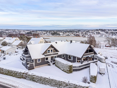 Meget stor familiebolig-Godkjent utleiedel-Dobbel garasje-Idyllisk område-Nærhet til sjø og strand-Kort vei til E6!