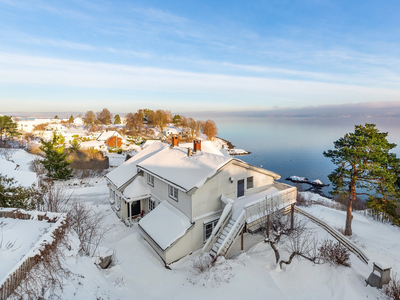 Enebolig og fritidsbolig - 2 enheter. Få meter fra sjøen. Innholdsrik eiendom med fantastisk utsikt og sjarmerende hage