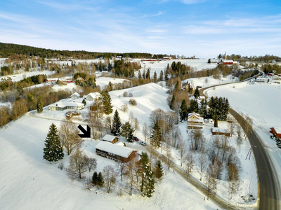 Nyrenovert og meget pen enebolig med høy standard. Hybel, dobbelgarasje, terrasse og 2 mål idyllisk, usjenert tomt.