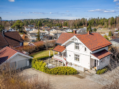 Oppegård - meget flott sveitservilla over 3 plan - flott opparbeidet hage - dobbel garasje