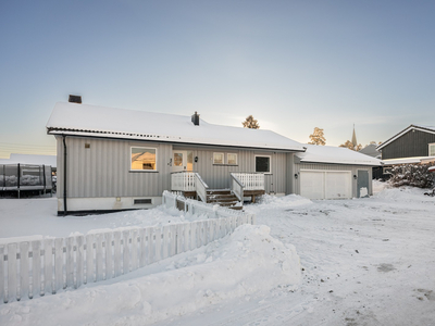 Pen familiebolig med dobbelgarasje, 2 bad/wc og sentral beliggenhet. Solrikt og barnevennlig - med herlige uteplasser.