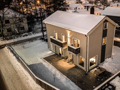 Sentrumsnær, moderne enebolig med god standard, gode løsninger, stor terrasse og carport - kort vei til alt man trenger