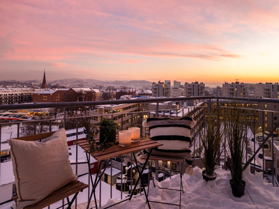 Sjelden mulighet! 3-roms toppleilighet med fantastisk utsikt - To balkonger - Heis - *Garasje - Felles takterrasse