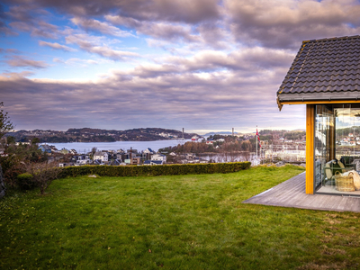 Sjelden mulighet! Arkitekttegnet enebolig med nydelig sjøutsikt og de beste solforhold. Pent opparbeidet hage. Garasje.