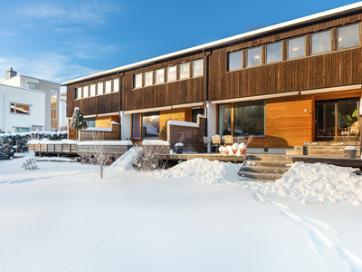 Sjelden mulighet i Jarmyrveien med flott hage og stor terrasse - Kort vei til skoler og bhg. - T-bane, trikk og buss