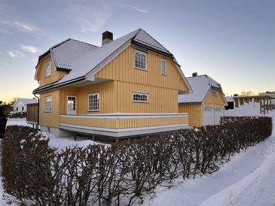 Sjønær og solrik enebolig i rolig gate med stor garasje, og enda større hage. 4 soverom