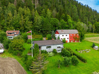 Småbruk med to bolighus og bryggerhus - Romslig låve m/garasje, kontor og lager. Kontakt megler for visning