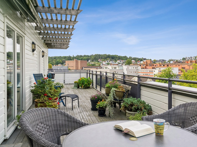 Spennende toppleilighet, med mye plass & særpreg! Stor & solrik terrasse - Heis - 2 bad - Usjenert- Lettstelt