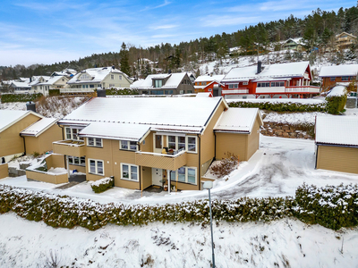 Stor 3-roms leilighet i veldrevet borettslag. Solrikt med fin utsikt. Garasje og sportsbod.