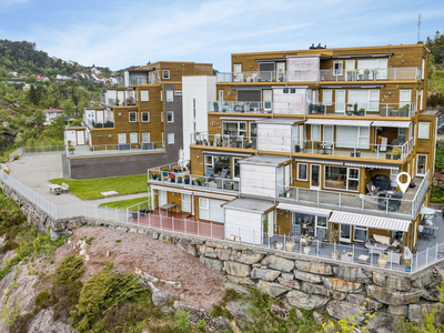 Stor eierleilighet i Strusshamn Terrasse med fantastisk sjøutsikt og gode solforhold. Garasje med elbil lader. Heis.