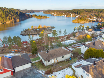 Stor og innholdsrik enebolig med flott utsikt og gode solforhold - Dobbelgarasje