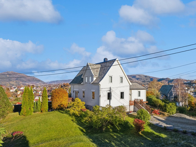 Stor og pen villa på herlig utsiktstomt. Panoramautsikt og meget gode solforhold. Nær Bybanestopp. Meget attraktivt.