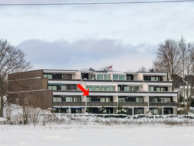 Trivelig og lettstelt selveier - stor terrasse m/sjøutsikt - gjestehybel - ingen boplikt!