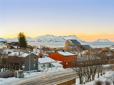 Velholdt 3-roms toppleilighet fra 2009 med garasjeplass og heisadkomst!