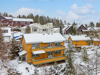 Velholdt enebolig med utleiehybel i rolige og barnevennlige omgivelser | Nydelig utsikt og gode solforhold | Garasje