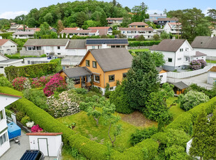 Enebolig over tre plan med 3 soverom - Flott opparbeidet uteområde - Garasje - Barnevennlig