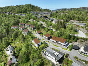 Romslig og familievennlig del av tomannsbolig i nytt boligfelt. Store uteplasser og parkering i garasje.