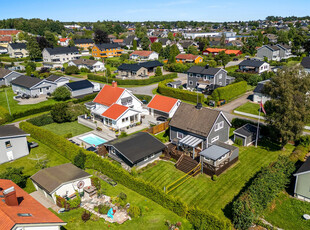 Attraktiv familiebolig m/nydelig, solrikt uteområde. Terrasse, pergola, hagestue og anneks. Peisovn og varmepumpe.