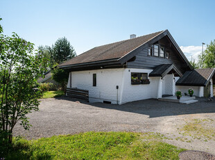 BRUMUNDDAL - Romslig og fin bolig med flott utsikt over Mjøsa - Barnevennlig - Garasje