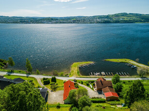 Enebolig med fantastisk beliggenhet ved Mjøsa. Kveldssol. Idyllisk. Garasje med løftebukk.