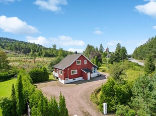 Enebolig med småbruksfølelse på skjermet tomt! Dobbelgarasje |Uthus |Kun 10 min med bil til E-18 | Må oppleves!