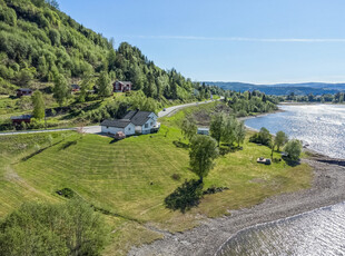 FANTASTISK FLOTT EIENDOM VED SELBUSJØEN | Tomt på over 15,7 mål - 250-300m strandlinje - Brygge - Nydelig utsikt