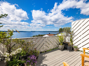 Fin og attraktiv 3-roms endeleilighet med fantastisk utsikt over Oslofjorden, god planløsning og garasjeplass.