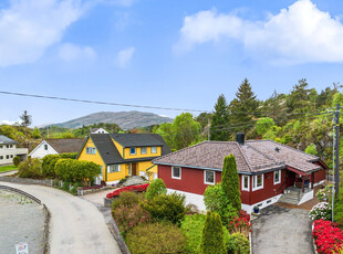 Flott enebolig med barnevennlig beliggenhet! Garasje - Solrik terrasse og hage - Tak fra 2017 - Potensiale i u.et