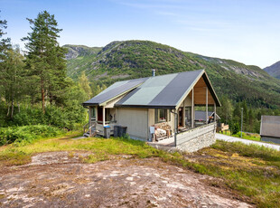 Frittliggjande einebustad på Gjerde i Jostedalen. Stor solrik tomt med flott utsikt