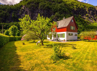 Herskapelig villa med flott solrik tomt | 3 sov og 2 bad | Parkering i garasje og kort vei til jernbane