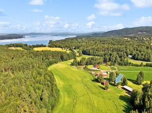 Idyllisk beliggende småbruk med kondemnabelt våningshus stor garasjebygning!