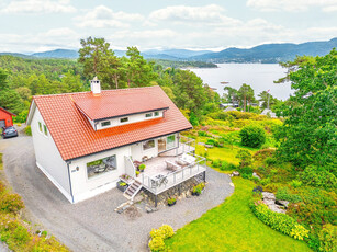 Idyllisk enebolig i landlige omgivelser på Milde med stor solrik tomt, god standard, garasje, sjøutsikt, ved Arboretet