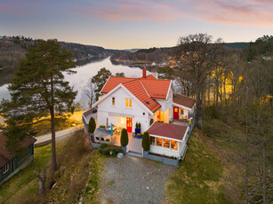 Idyllisk perle m/enestående utsikt og solforhold. Elegant design med usjenert, vestvendt beliggenhet. 176 kvm terrasse.