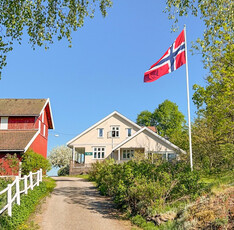 Innbydende og innholdsrikt småbruk på ca. 4,5 mål i landlige omgivelser - Dobbelgarasje - Låve/stall og paddock