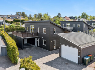 Innholdsrik enebolig med stor takhøyde og alt på et plan. Garasje og Carport. Barnevennlig og sjønært