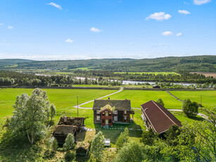 Innholdsrikt tun bestående av våningshus, sommerstue, stabbur, fjøsbygg og garasje. Ingen boplikt.