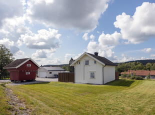 Koselig eldre liten enebolig, mye oppgradert i senere år. Trivelig stabbur, ny dobbelgarasje og stor, solrik terrasse.