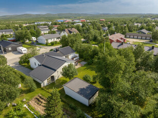 Lakselv - Velholdt enebolig med sentral og barnevennlig beliggenhet, stor hage og solrike uteområder.