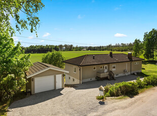 Landlig, men sentralt beliggende. Romslig, flott enebolig med utleiedel. Stor, meget solrik tomt med utsyn over jordene.