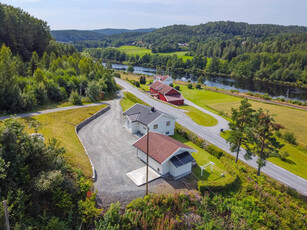 NEDRE BLAKSTAD - Frittliggende enebolig med dobbel garasje. Landlig, men sentralt. Utsikt til Nidelva.