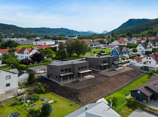 NY PRIS - Helt ny tomannsbolig med 4 soverom, 2 bad, carport og solrik tomt med utsikt