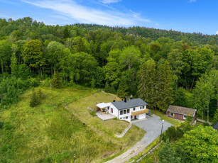 Sem/Asker - Enebolig med stor tomt på 4,8 mål - Nær Semsvannet - Solrikt og idyllisk