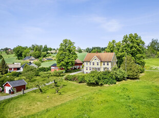 Skreia - Herskapelig småbruk med mange muligheter - Innholdsrik enebolig, solrik, stor tomt - Låve, garasje m.m