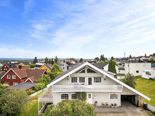 SMEBY - Lys, hyggelig og stor enebolig med herlige uteplasser. Carport med elbil-lader. Barnevennlig område.