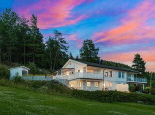 Solrik halvpart av 2-mannsbolig m/garasje, terrasse og panoramautsikt - 2 bad - 4 soverom - Attraktivt - Reistad i Lier