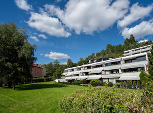 Spennende 4-r oppussingsobjekt med sydvestvendt terrasse på 11 kvm - Garasjeplass - Endeleilighet m. fleksibel planløsn.