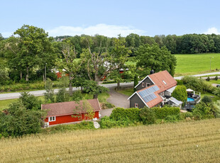 Stor enebolig med dobbeltgarasje, basseng, flott uteareal og sidebygning| Beliggende på Gjelstad